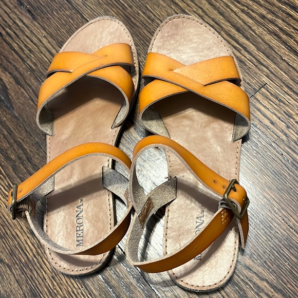 Size 6 Cognac Sandals - Picture 1 of 3